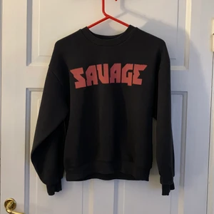Sweatshirt med tryck - Säljer denna som jag minst har använt 2-3 gånger. Fortfarande i bra skick men känner att jag inte vill ha kvar den. För fler bilder på detaljer eller frågor, hör av er gärna ☺️🤍