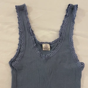 Gulligt blått linne - Blått linne med spets från Urban Outfitters 