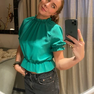 Grön blus - Säljer den här gröna blusen💚 Använd fåtal gånger!!