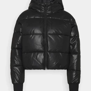 Puffer jacket - Lägger ut denna fina jacka igen, på grund av oseriös köpare förra gången. En väldigt fin jacka som tyvärr inte kommer till användning längre💕 använd ett fåtal gånger. Jackan är slutsåld överallt, köpare står för frakten🌸