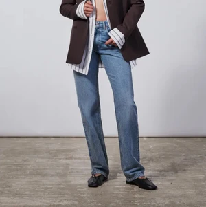 zara jeans  - Säljer mina helt nya mid waist jeans ifrån Zara då de inte passar mig! ❤️ 