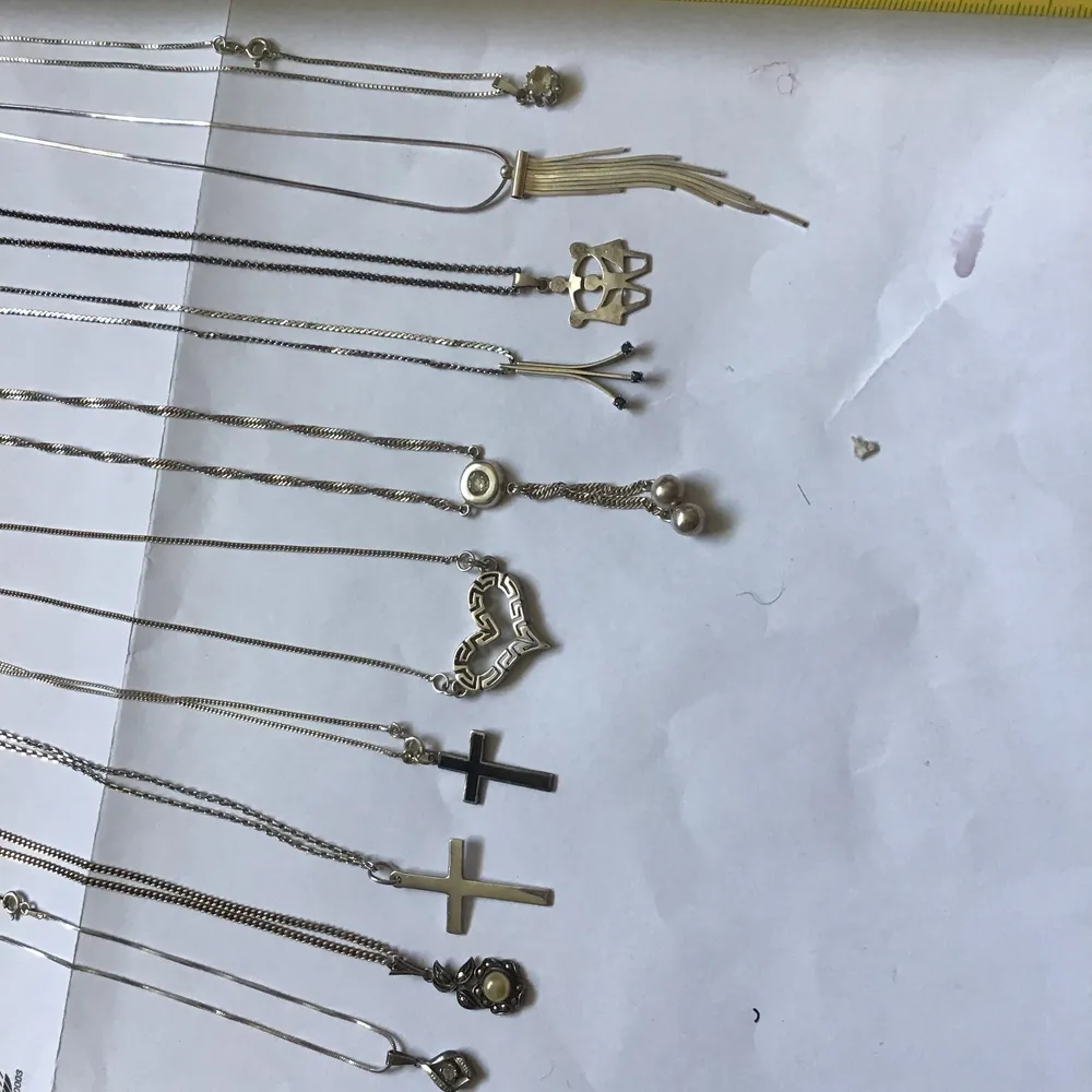Alla halsband och hänge är äkta silver och stämpelat. Storlek mellan 42-50. 220kr /st plus 15kr frakt. Alla är helt.. Asusteet.