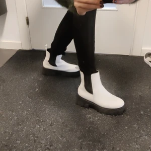 Vita chunky Boots - Konstläder, sparsamt använda men små svarta märken som syns på nära håll. Storlek 7,5 men motsvarar 37. Säljes pga för små 100 kr + frakt (66 kr) tillkommer.