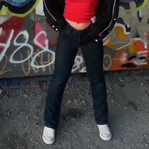 Lågmidjade jeans - Säljer dessa lågmidjade jeans då dom inte kommer till användning.