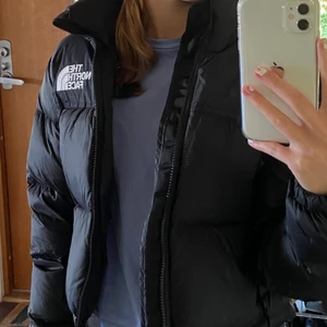 North face jacka - Säljer min north face jacka i modellen ”nuptse short jacket” (den kortare varianten!!). Köpte den för 1 år sen för 2600kr. Använd en del, men är i superbra skick och har inga synliga defekter! Skriv privat vid intresse och ett pris du kan tänka dig att betala, minst 1000 + frakt, köp direkt för 1500. Säljer endast vid bra bud❤️