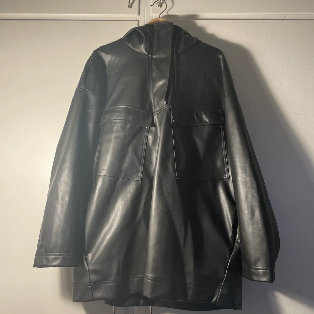 HM Imitation leather rain jacket with hood. Deep pockets. Perfect condition. . Jackor.