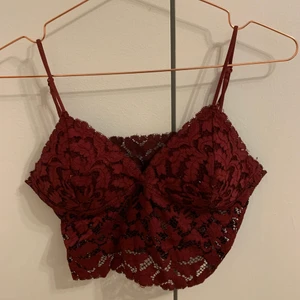 Röd spetsbralette - Röd spetsbralette/topp ifrån H&M, storlek M, inga större slitagetecken utan några trådar som sticker ut ur tröjan🍇
