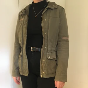 Vårjacka  - Skönaste vår/ höstjackan i militärgrönt med många bra fickor som rymmer mycket. Bra skick!🌿💚