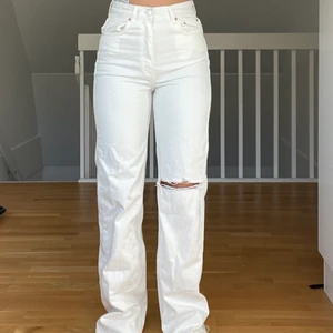 Vita jeans  - Säljer dessa snygga vita jeans ifrån pull and bear!aldrig använt då jag tycker de är förlånga för mig💖