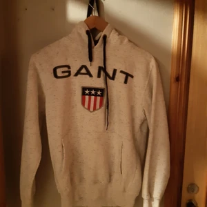 Gant lacoste - Har en hel del märkeskläder dock mest för män i stil l till xl i gant Armani lacoste men oxå klänning till kvinna gant o Ralph lauren