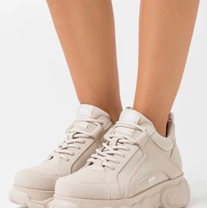 Buffalo nyskick (använda 2gg) - Storlek 36 men passar 36/2 eller 37 anser jag då de är för stora för mig som har storlek 36! Nypris 880kr