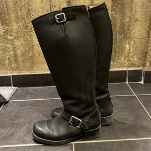 Urban project boots 38 - Urban project boots i storlek 38, färdigimpregnerade och har inlägg i som köptes till för att hålla värmen även på vintern. Superfint skick. Inköpta år 2018 och endast använda en vinter då mina fötter krympte 😅 nypriset var, allt i ett, 2300kr ❤️ 