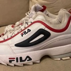 Fila skor - Fila skor i storlek 43. Sparsamt använda. Kan skickas, köpare står för frakten. Kan mötas upp i Östersund.