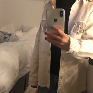 Zara jacka/skjorta - Jag säljer min fina jacka/ skjorta för att den inte är riktigt min stil. Den är från zara, den är från barnavdelningen men skulle kunna säga att den är en xs- xxs. Frakt ingår när du köper den🤩⭐️💕❤️