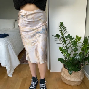 Midikjol - Säljer denna drömmiga midikjol från Lindex då jag tyvärr råkade köpa en för liten storlek :(  Den är helt oanvänd, prislappen sitter till och med kvar! Kjolen är i storlek XS, har resår i midjan och den är i ett silkesliknande material. (Jag är 170cm)🥰