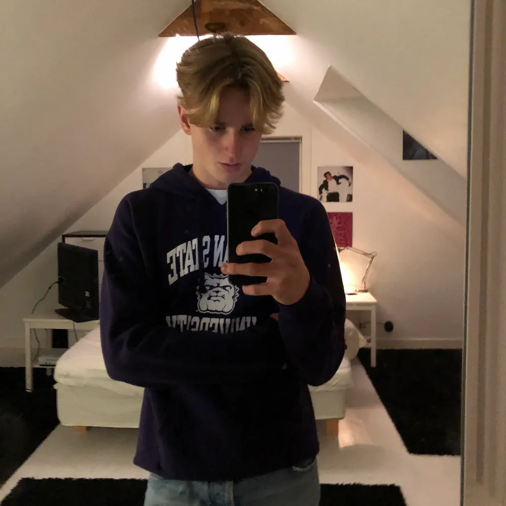 Vintage champion collage hoodie   L passar M,S  Cond 8 av 10  Pris  299kr  Den är lila, passar med allt, skriv för fitpic eller frågor. Tröjor & Koftor.