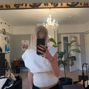 Topp i tjockt tyg😋 - Jättefin tröja från &other stories som går in i midjan🥰