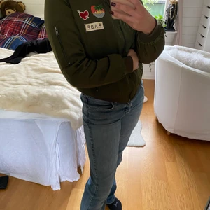 Kendall and Kylie - Köpt i USA, en grön bomberjacka med ”stickers” från Kendall and Kylie 