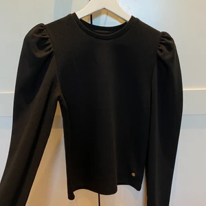 Tröja med puffärmar - En svart super fin tröja med puffärmar! Hör av er vid frågor/ mer bilder skickade💓 nypris: 240kr