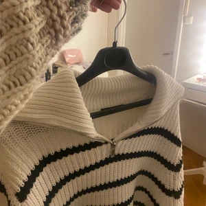 Stickad tröja med dragkedja - Säljer denna slutsålda tröjan i storlek XS men passar också en S och en liten M. Använd en gång❤️‍🔥 skriv privat för egna bilder!!