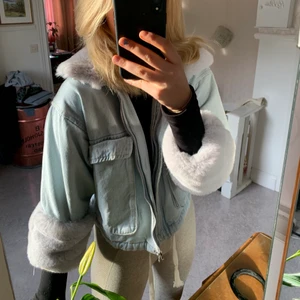 Jeansjacka med päls strl s - Säljer denna trendiga jeansjacka med fejkpäls i strl s! Sååå snygg i höst och vinter😏😏😏😍FÖRST TILL KVARN