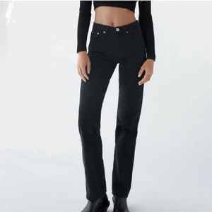 Zara Mid rise  - Säljer nu dessa mid rise jeans som är från zara men inte längre finns i sortimentet. Gillar de jätte mycket men har tyvärr blivit försmå. Jätte bra skick. Vet inte riktigt hur mycket frakten kostar men Max 79kr