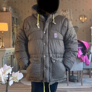 Fjällräven jacka  -  Fjällräven jacka i toppskick brun och använd ytterst lite 