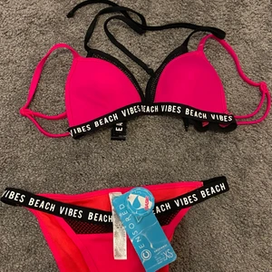 Bikini  - Endast toppen är använd få antal gånger. Lappar är kvar och den är i fint skick. 