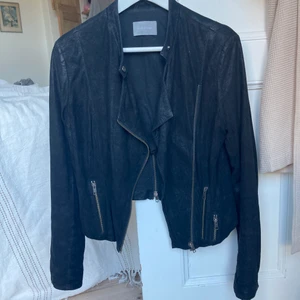 Samsøe samsøe jacka i äkta skinn  - Säljer jacka från samsøe samsøe i äkta skinn. Jackan är i superfint skick. Storlek xs men passar även mig bra som brukar ha storlek small. 
