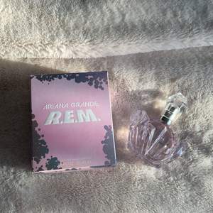 Ariana grande parfym som är inte är andvänd bara testad, fick den i julklapp men gillar inte lukten det är REM 30ml