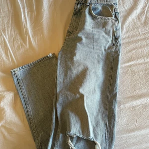 Oanvända jenas - Från Ginatricot. Storlek 34/XS, säljs pågrund av ingen användning. Köpta för 599. Möts upp i Umeå eller så står köparen för frakten 