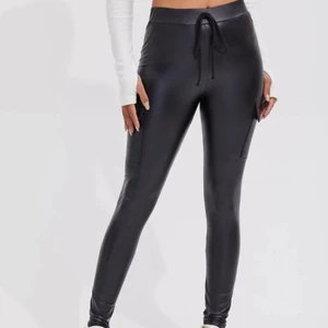 Byxor, Xs - Säljer denna byxa i Pu läder, storlek Xs, endast testad och tvättad. 115kr + 45kr frakt. Tar endast swish!