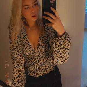 Jätte fin blus i leopard mönster(svart och vit) ifrån Zara storlek S