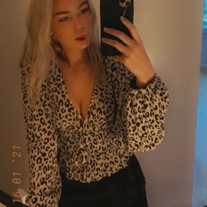 Leopard tröja - Jätte fin blus i leopard mönster(svart och vit) ifrån Zara storlek S