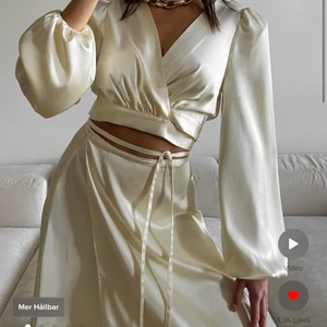 NA-KD satinblus -  Jätte fin blus från NA-KD i storlek 36 som är helt ny. Prislappen är kvar och ordinarie pris var 399kr. Säljer då den aldrig kommit till användning 💕