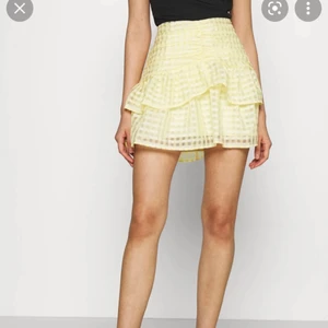 Säljer denna kjolen fast i svart  - Från Gina tricot, säljer den fast i svart! Nypris 260 men säljer för 100+ frakt