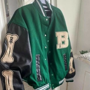 Jacka - Säljer denna otroligt trendiga jacka!💚 Använd endast en gg. Säljer pga inte längre min stil. Köpte för 450kr på plick men säljer nu för 310kr + 79kr (frakt)💚