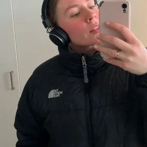 The North face jacka  - Perfekt jacka till vintern! Har ett litet hål i armen, skicka privat vid frågor ☺️ buda i kommentarerna!