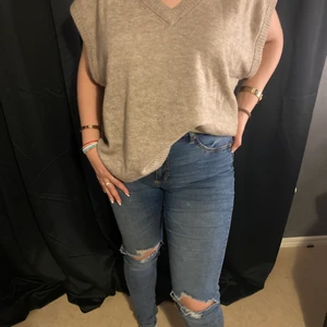 Stickad - Jätte fin stickad tröja med inga armar samt en fin V ringning, helt oanvänd. Modellen på bilden bär alltid storlek M men passar ändå perfekt fastän storleken på tröjan är XL