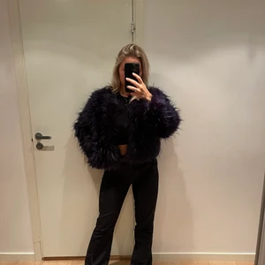 Jacka - Marinblå jacka i fuskpäls. Köpt på jeansbolaget, bra skick