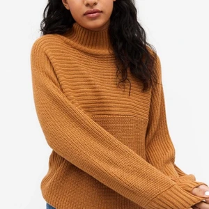 Stickad tröja - OBS!! Inte samma färg som på produktbilden, se bild två för korrekt färg ❤️ supermysig stickad tröja från Monki i världens finaste roströda färg!