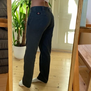 Dickies byxor - Säljer mina supersnygga trendiga mörkgrå dickies byxor då jag har två av samma💕💕  lågmidjade och går att vika ner som på andra bilden (OBS andra bilden är lånad). Jag är 165 och de är precis ner till marken med skor! Skriv vid funderingar🥰 köpare betalar frakt! Färgen visas bäst på andra bilden💕