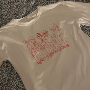 T-shirt  - T-shirt från yesstyle, stretchigt material! XL, men passar mer som en M!