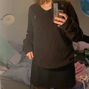 Brun stickad tröja - Superfin brun v-ringad tröja, lite oversized på mig som e 162 typ:) Köparen står för frakt!