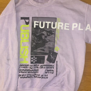Sweatshirt lila med tryck  -  Storlek S Oversized. Säljs inte längre i butik. Kan mötas i Stockholm men också leverera. Tröjan är i bra skick. BUD: 300kr 