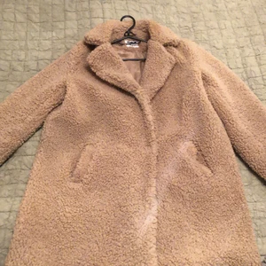 Beige pälskappa - Beige pälsig kappa i storlek M. Sälj pga ingen användning. 