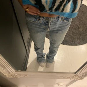Zara jeans  - Mid Rise jeans ifrån zara som är använda 2 gånger. Storlek 36 men passar även 34💖
