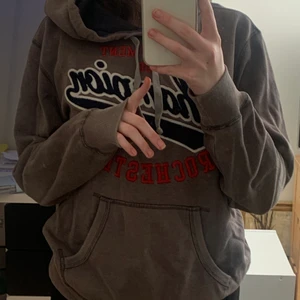 Vintage Championhoodie - Vintage champion Hoodie, den är använd och i okej skick men hittar inga defekter eller något på den. Köpare står för frakt  :) kontakta mig ifall du vill ha fler bilder på den