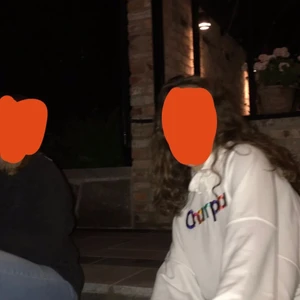 Champion hoodie - Pris kan diskuteras!!! Nu säljer jag min mycket sparsamt använda champion hoodie då den inte är min stil längre. Storleken är en L men modellen är croppad, men pågrund av den stora storleken är den inte croppad på mig som är s/m. Köptes på junkyard på rea för ca 550 kr och orginal pris var omkring 700-900. För fler frågor är det bara att skriva!!