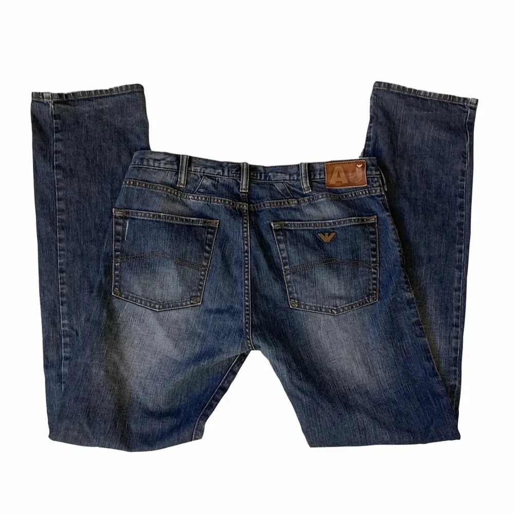 Säljer dessa snygga jeans från Armani Jeans i storlek W34! 89cm midja och 83cm innerbenslängd❤️ Jag på bilderna är 172cm och brukar ha storlek 38/W28/S-M✨. Jeans & Byxor.